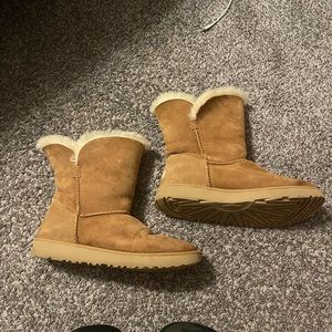 Womens Ugg short boots in chestnut